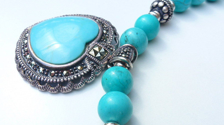 El collar de color turquesa azul
